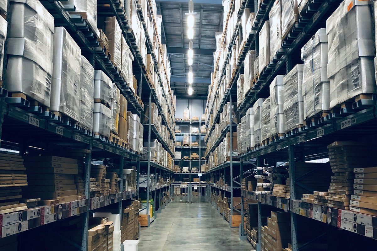 Entrepôt logistique où sont préparés les DEEE d'entreprise avant enlèvement